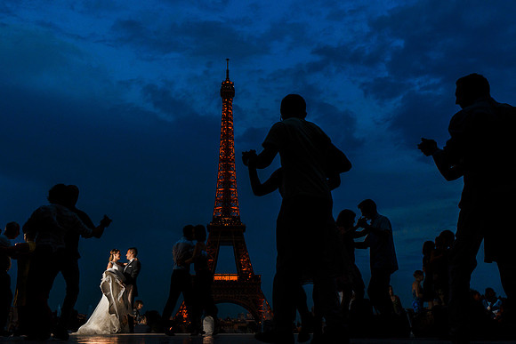 wedding dancing a tango in Paris